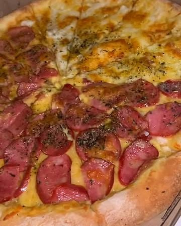 Pizza de calabresa com borda alta e recheada