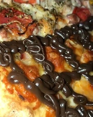 Pizza doce coberta com chocolate