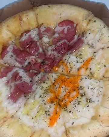 Pizza meio a meio, metade calabresa e metade queijo