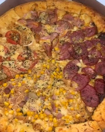 Pizza salgada com calabresa, milho e tomate