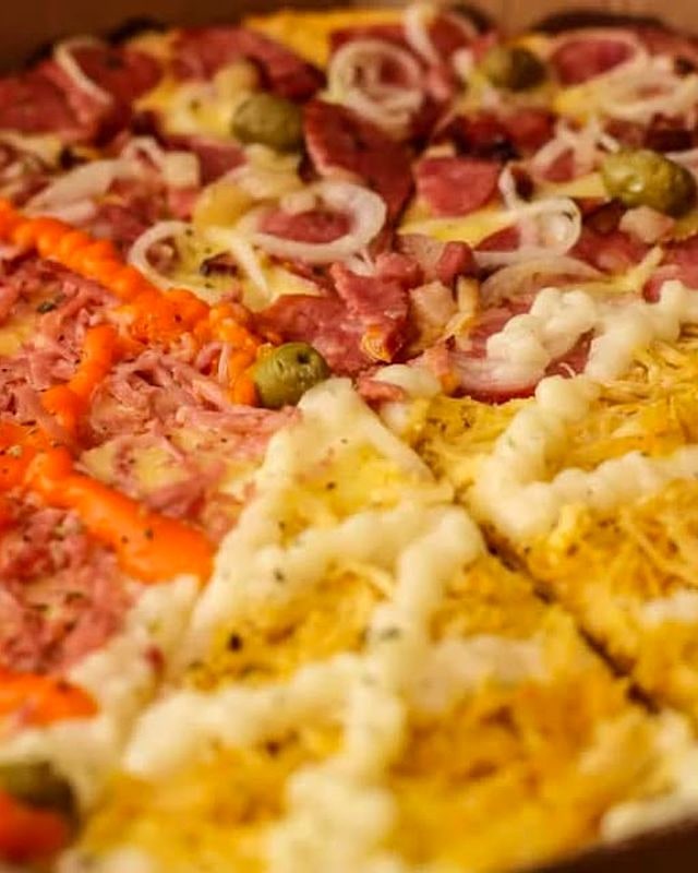Pizza de quatro sabores vista de perto